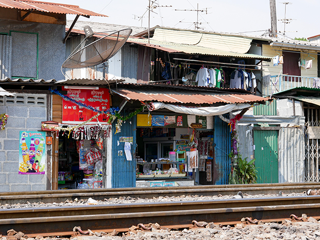 タイ国鉄の線路脇の商店