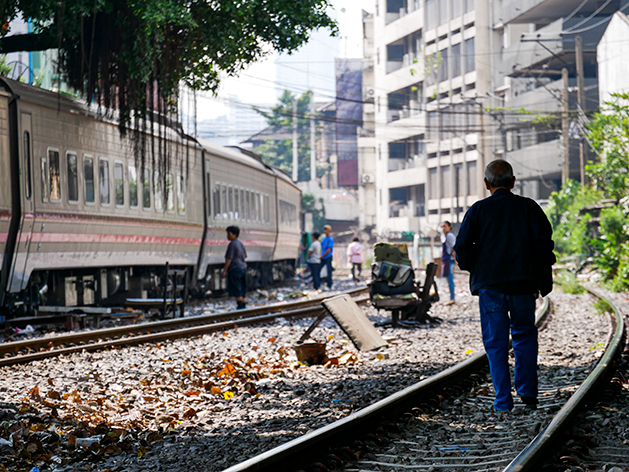 タイ国鉄の線路を歩く人たち