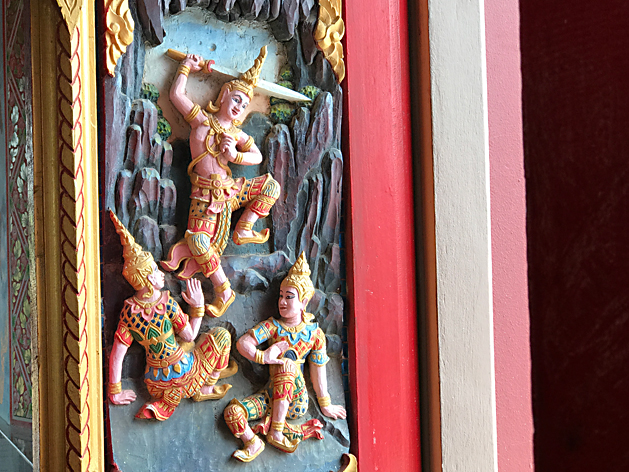ワット・プライ・レーム（Wat Plai Laem）の扉の装飾