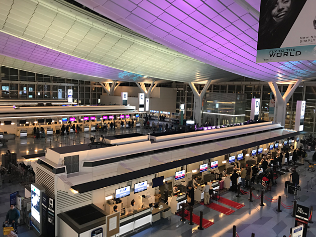羽田空港国際線ターミナル出発ロビーのライトアップ