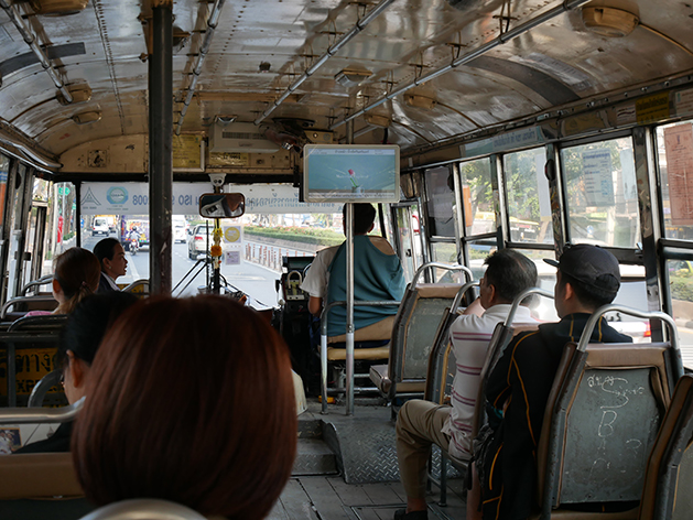 バンコクのバス車内