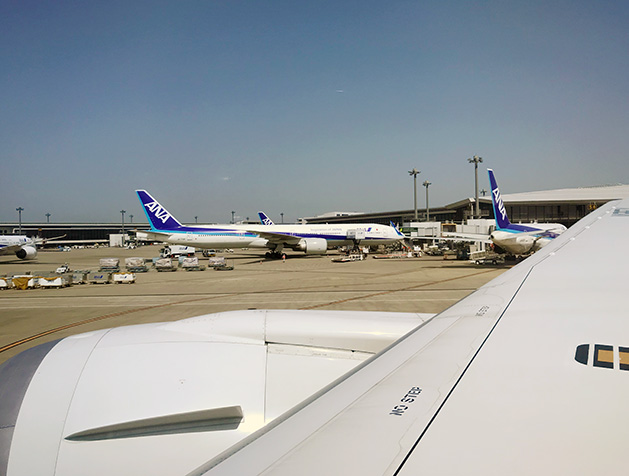 成田空港に到着したANA