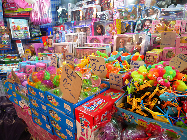 クロントゥーイ市場のおもちゃ屋