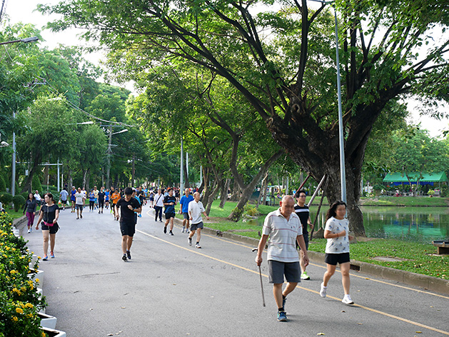 ルンピニ公園でジョギングをする人たち