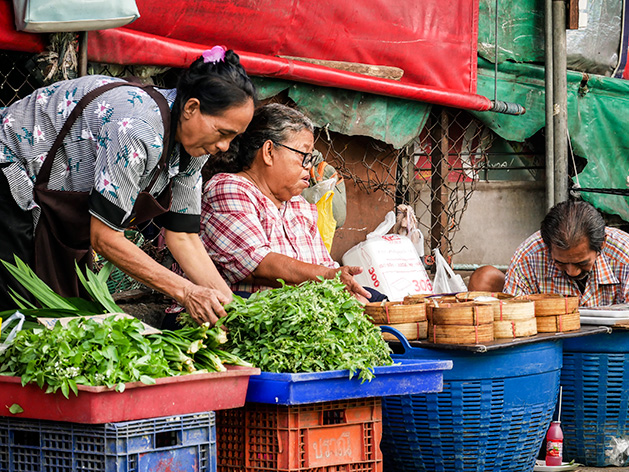 バーンケー市場で野菜や魚（プラトゥー）を売るおばちゃんたち